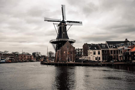 荷兰运河边的古老风车与传统民居