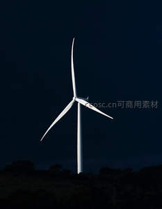 夜幕中孤傲伫立的白色风车