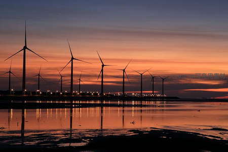 夕阳下水镜映照的风车剪影