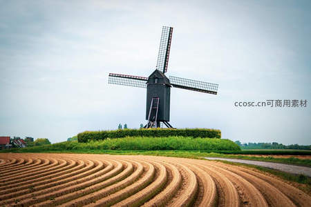 田园风光中的经典木制风车
