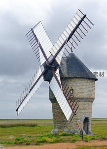 石砌风车矗立旷野之中