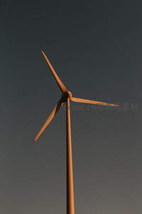 现代风力发电机直指苍穹