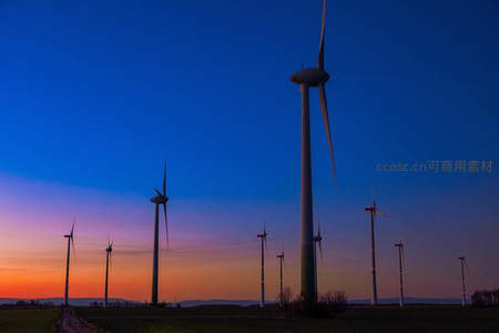 暮色中的风力发电机群剪影