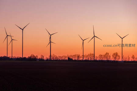 橙红天幕下的风车剪影阵列