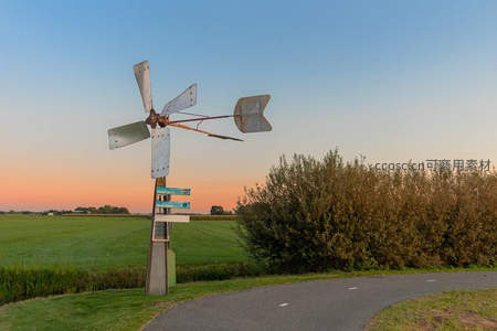 田园小径旁的复古风车路标
