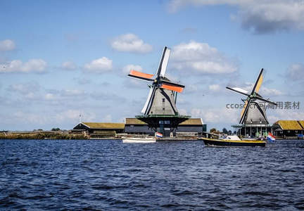 水边双风车映蓝天白云如画卷