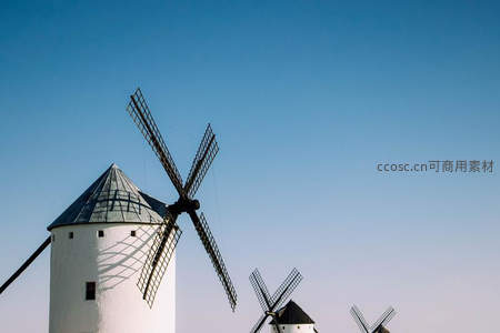 晴空下的古老风车群剪影
