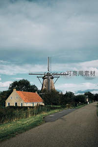 乡间小路旁的复古风车与农舍