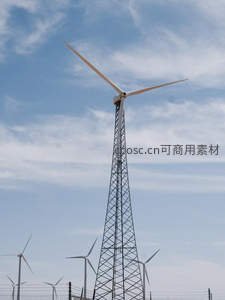 蓝天白云下的风力发电机特写