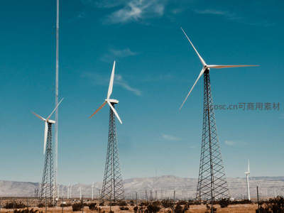 沙漠中的风力发电场航拍图