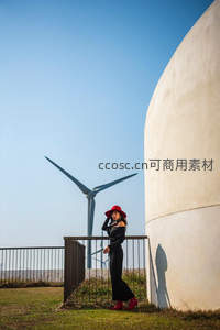 红帽女子与风车的时尚合影