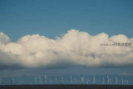 远眺海上风电场云层低垂气势恢宏