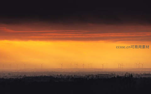 日落时分风力发电机剪影风光