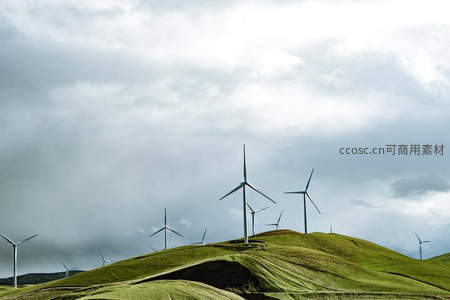 青翠山丘上的现代风力发电群