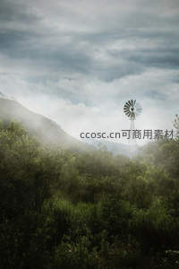 薄雾山谷中的传统风车景致