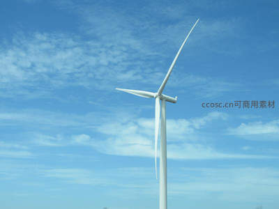 蓝天白云下的现代风力发电机