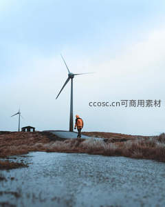 荒野中工程师巡检巨型风机