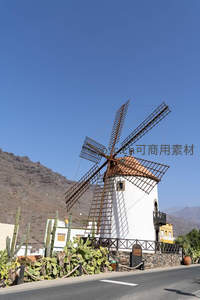 沙漠公路旁的复古白色风车