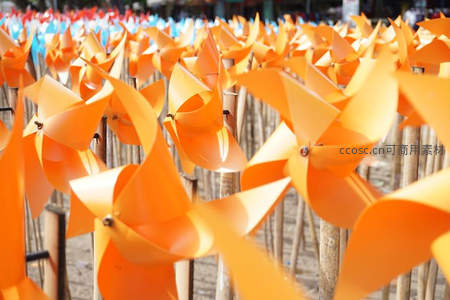 成片橙色纸风车随风轻舞