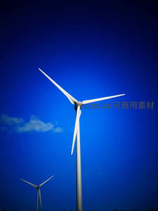 深蓝夜幕中的风力发电机