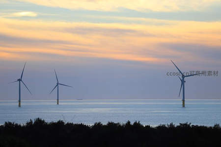 海上风车剪影映夕阳，静谧海面与云霞共舞