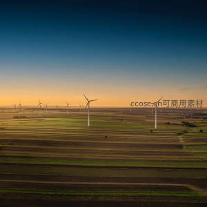 田野之上风车林立，金色晨曦洒满大地
