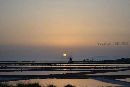 夕阳西下盐田风车剪影如画