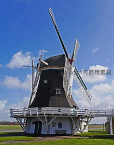 蓝天白云下的经典荷兰风车