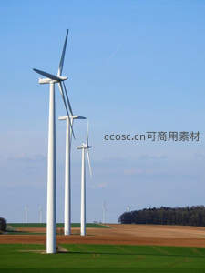 田野风车列阵，蓝天之下显雄姿