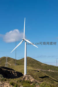 山巅风车矗立蓝天白云下