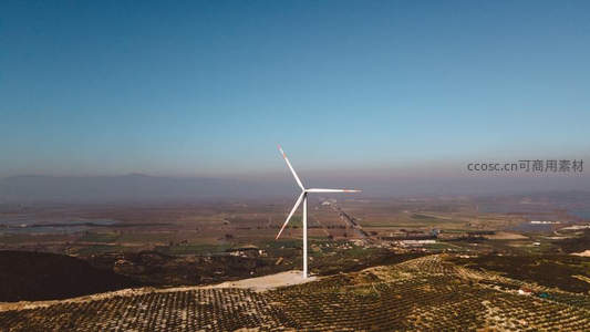 航拍视角下的平原风车农场