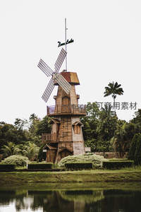 湖畔木质风车倒影如画