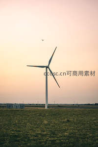 日落时分田野中的静谧风车