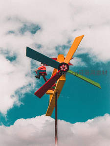 彩色风车在蓝天白云下旋转