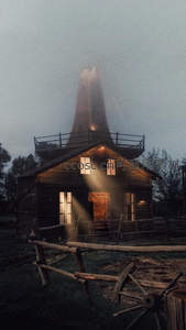 雾中木屋风车透出温暖灯光