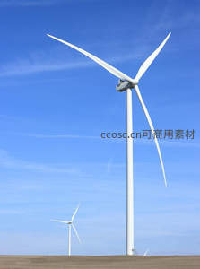 旷野上的白色风力发电机
