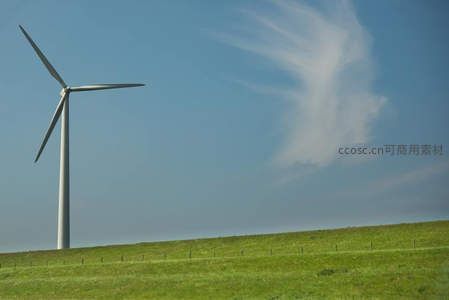 草原上的风力发电机与蓝天白云