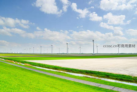 田野间成排的风力发电机阵列