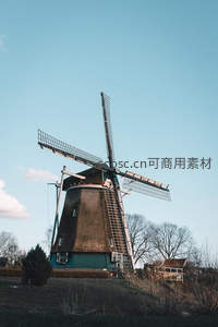 晴空下静谧的荷兰传统风车