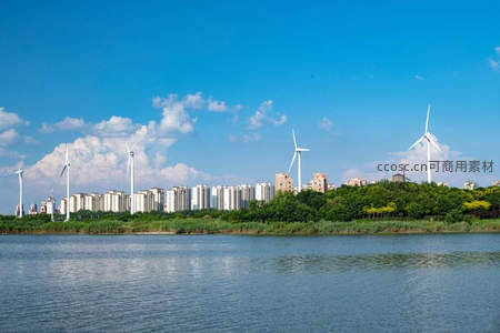 湖畔城市风光与风力发电机