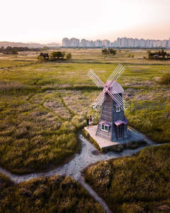 航拍视角下的粉色风车与情侣