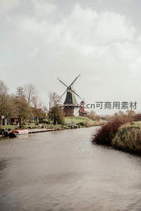 荷兰运河畔的古老风车静谧风景