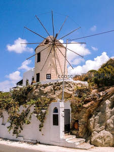 希腊海岛白色风车与蓝天白云相映成趣