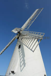 仰拍视角下白色风车与湛蓝天空融为一体