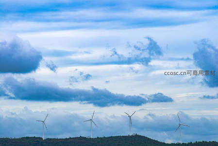 山巅风车阵列与云海共舞