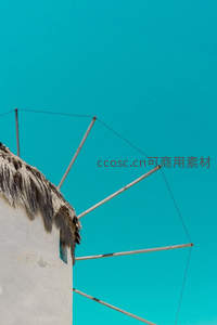 碧空下的传统风车特写