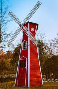 红白相间荷兰风车，秋日公园里的童话景致