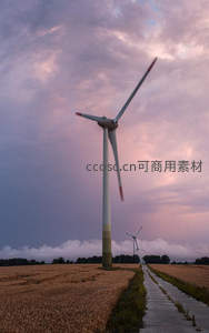 暮色麦田中的巨型风车