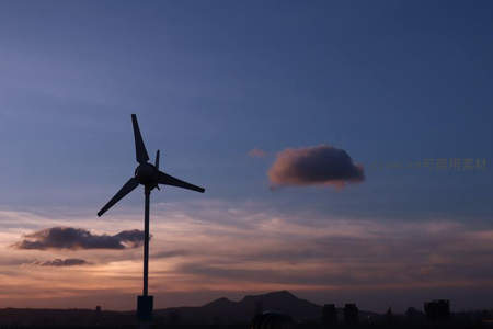 剪影风车映衬晚霞天际