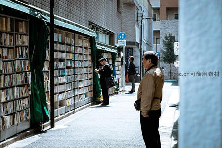 街头二手书店，行人驻足翻阅旧时光的故事